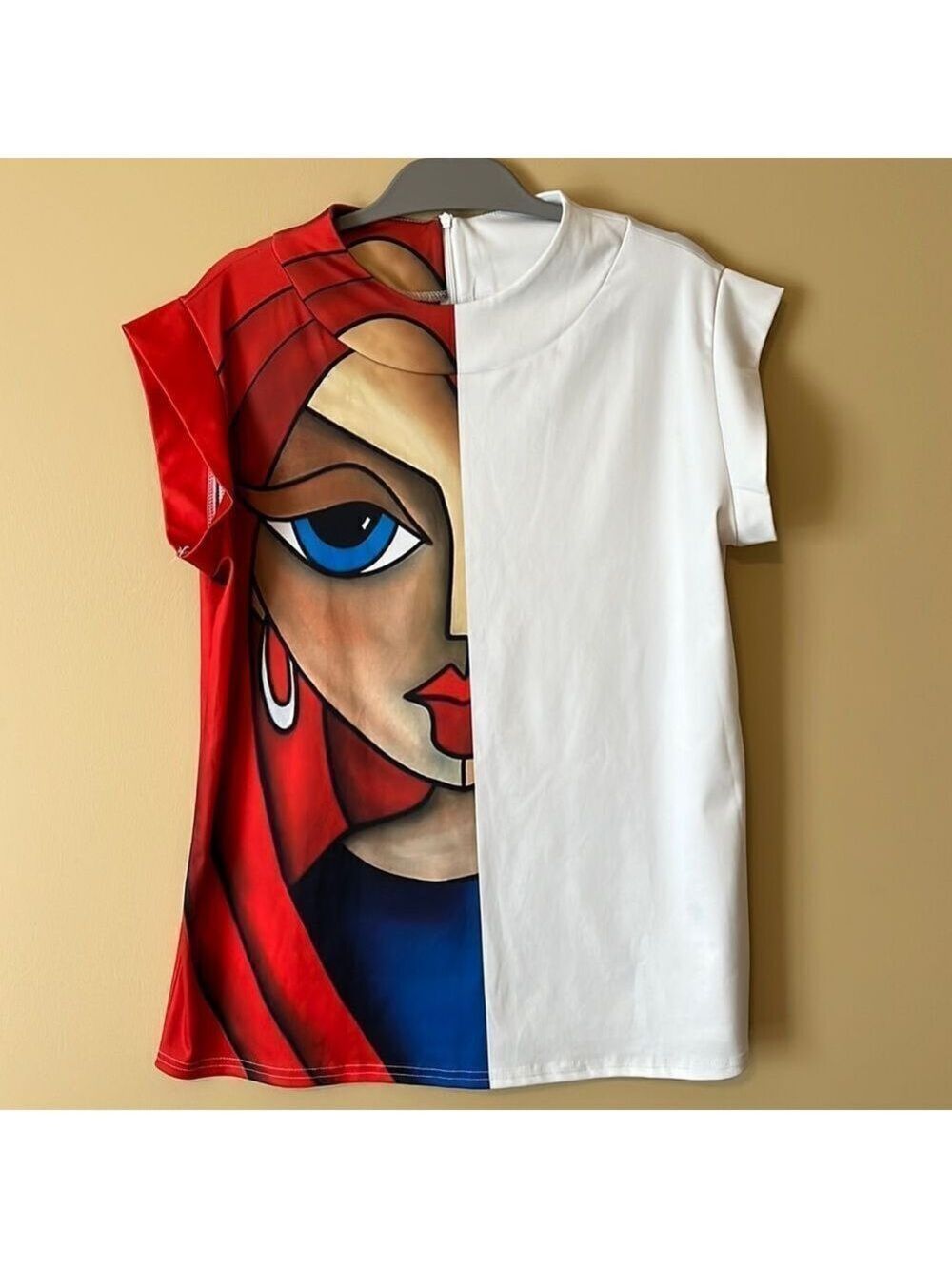 WEARABLE ART. unique graphic on a stunning top. Size large.